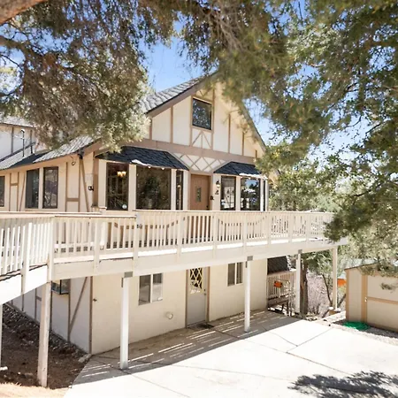 Smo Haus- Located In The Quiet Area Of Big Bear City, With Mountain Views.